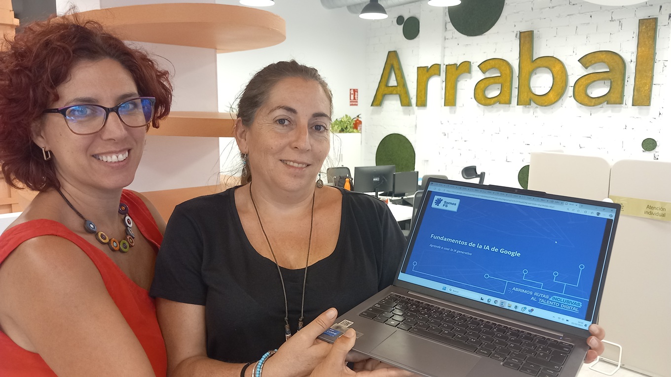 Arrabal-AID y los Servicios Sociales Comunitarios acercan con el apoyo de Fundación Somos F5 las nuevas tecnologías y la IA a las personas en riesgo de exclusión social de Málaga